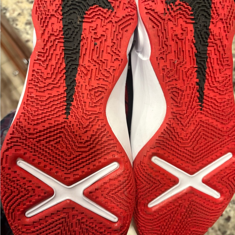 Brand New Nike Boys Hustle DX Red and Black Sneakers size 4Y - Picture 6 of 6